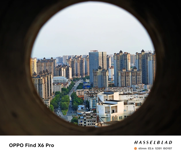 从建筑物的一个圆形窗户看城市