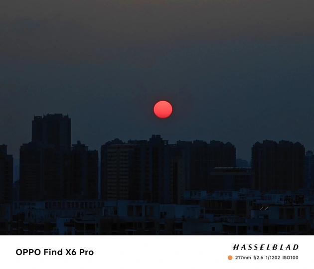 当太阳在天空中落下时 一座城市的红月亮升起。