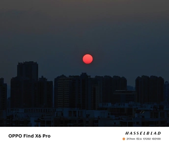 当太阳在天空中落下时 一座城市的红月亮升起。