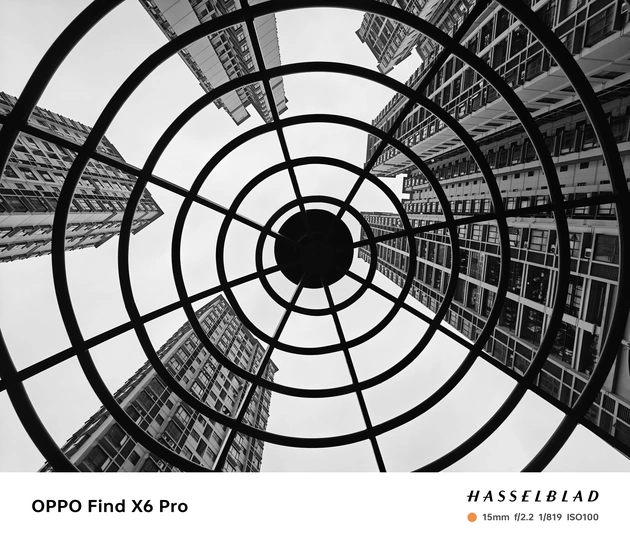 抬头看一栋黑白相间的建筑