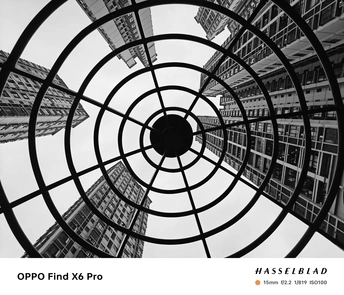 抬头看一栋黑白相间的建筑