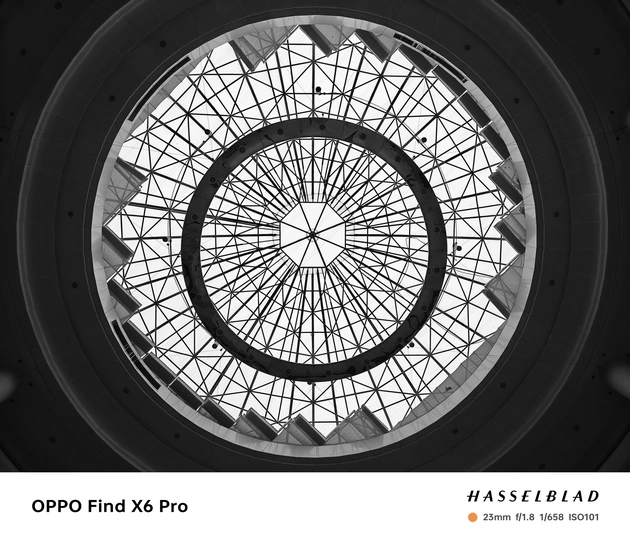 建筑中的一个玻璃屋顶