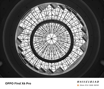 建筑中的一个玻璃屋顶