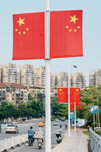 城市中的一条路上挂着两个红灯 背景是建筑物。