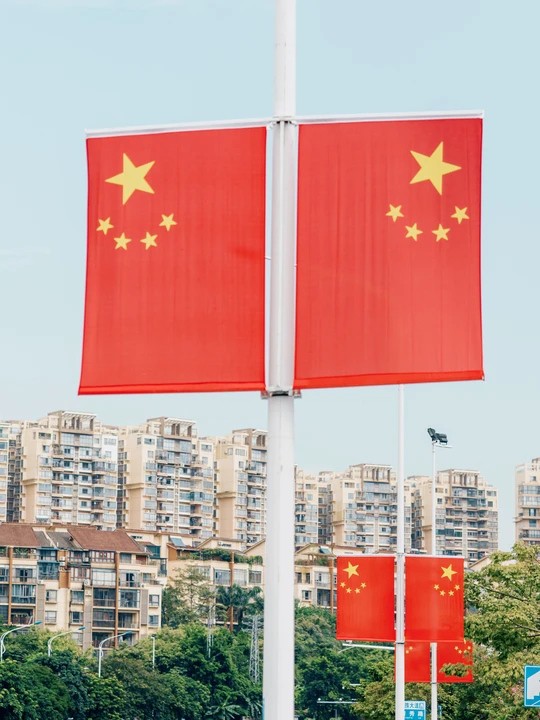 楼前有两面红旗在飘扬