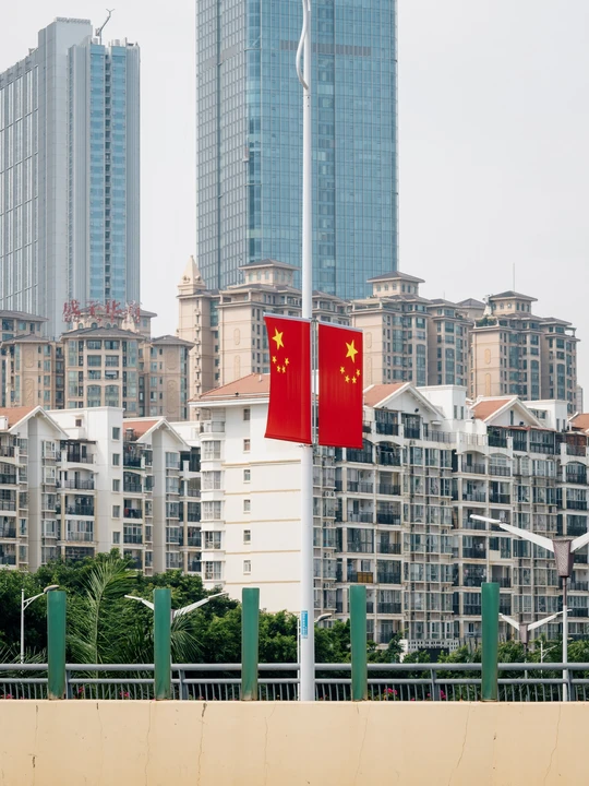 城市中有高楼和红旗