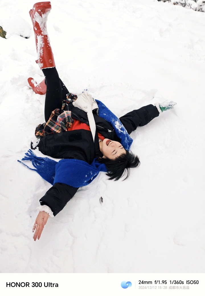山上玩雪的快乐时光