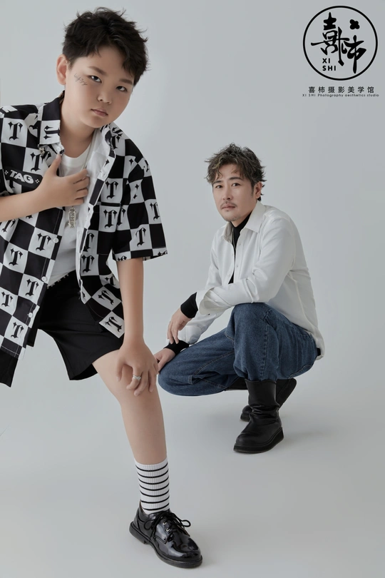 一个年轻男孩戴着围巾和袜子摆姿势