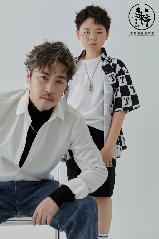 一个穿白衬衫的年轻人坐在椅子上