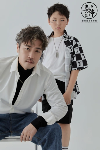 一个穿白衬衫的年轻人坐在椅子上