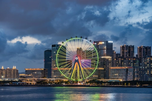 城市夜晚水上的一座大型法拉第轮