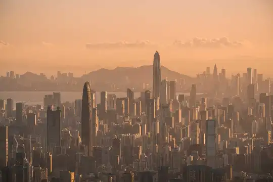 一座拥有高楼大厦和背景山脉的大型城市