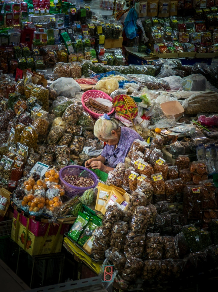 市场卖香料的老人