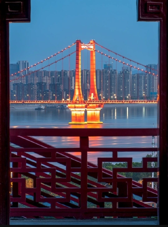 桥上的窗户透过的城市夜景