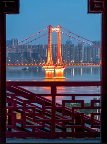 桥上的窗户透过的城市夜景