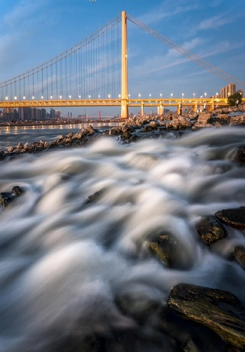 河上有岩石和桥作为背景