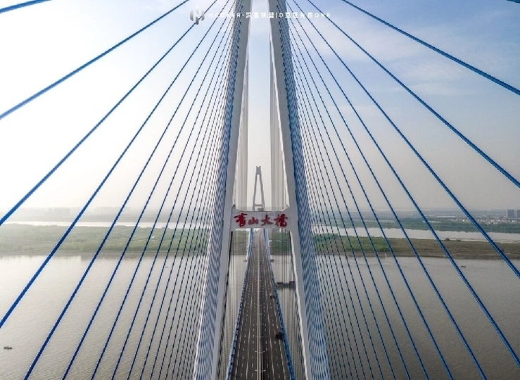 一张新吊桥的照片 横跨河流的宽度。