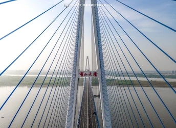 一张新吊桥的照片 横跨河流的宽度。