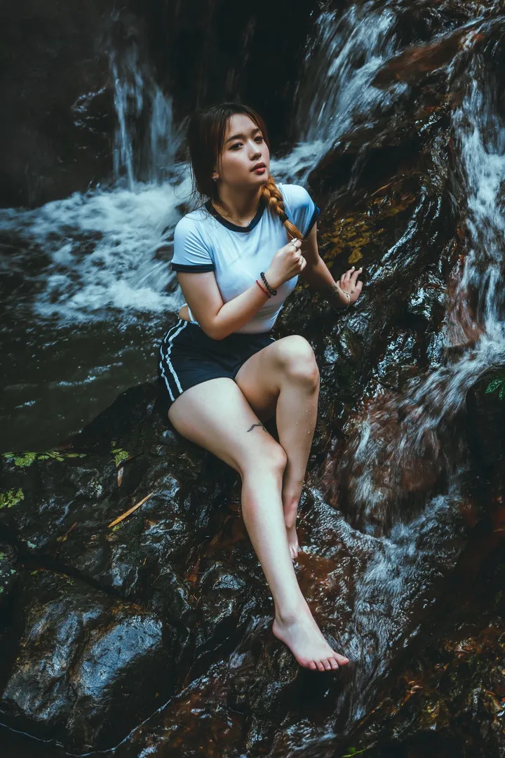 夏天，瀑布，体操服和西瓜