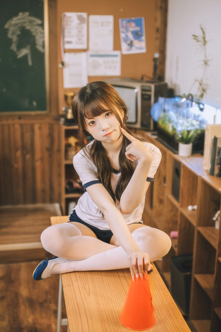 活力满满的体操服少女