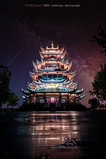 夜幕下城市的照片 塔在天空中被点亮了。