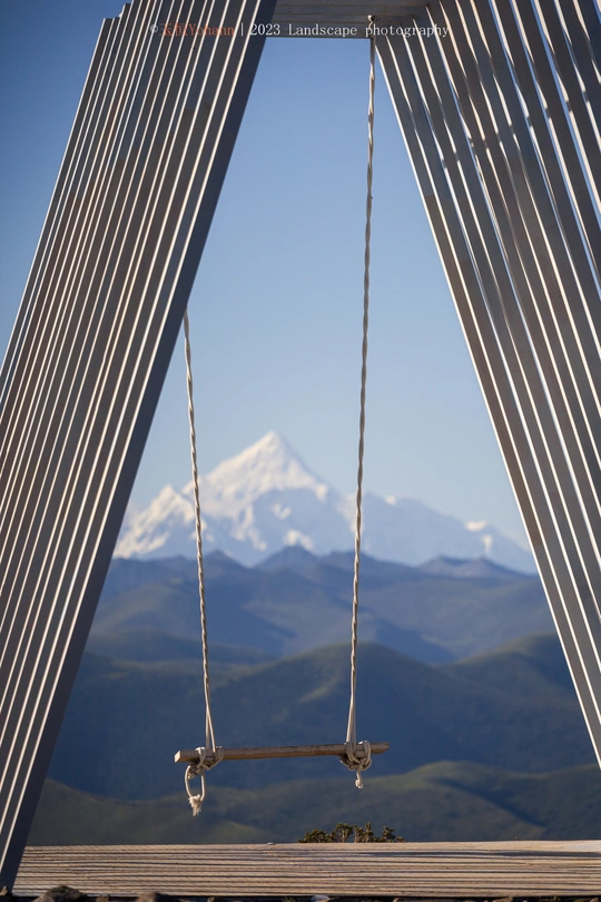 挂在前山景致上的秋千
