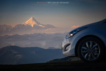 背景有山的一辆车