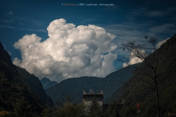 天空中的山和云