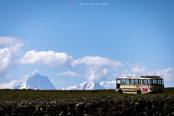 旧式公共汽车穿越田野