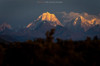 夕阳下山脉的顶峰