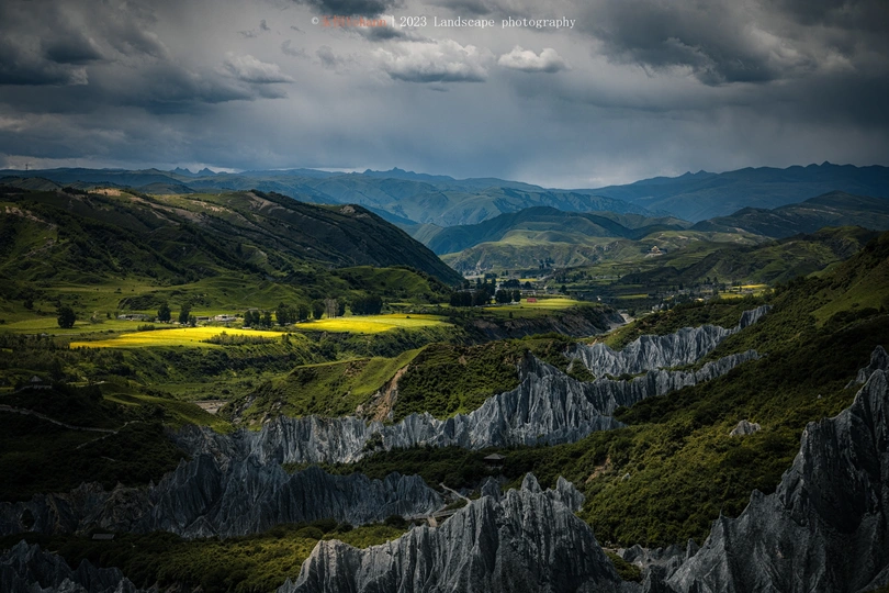 天空中的绿色山脉