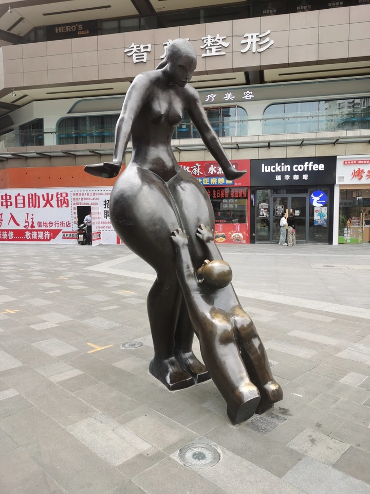 拥抱雕塑