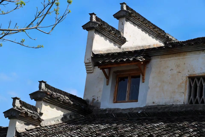 晴空之下，守拙园景区门口徽派建筑
