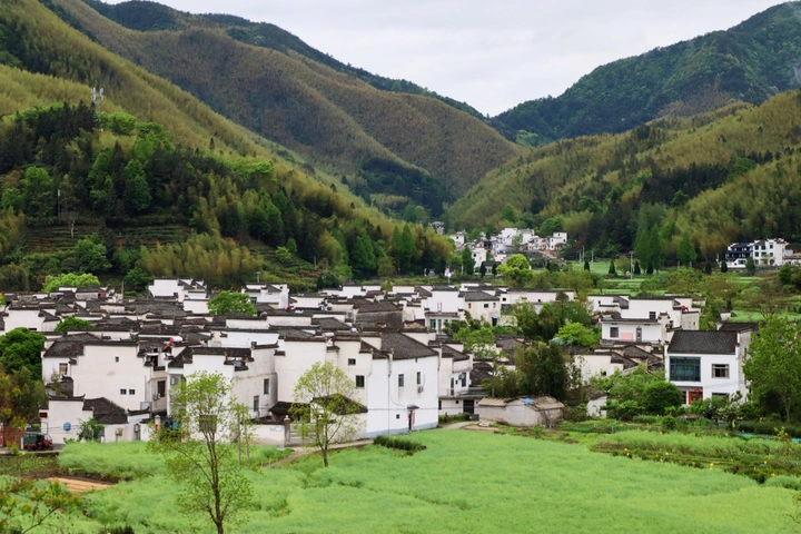 黟县卢村山脚下的小村庄