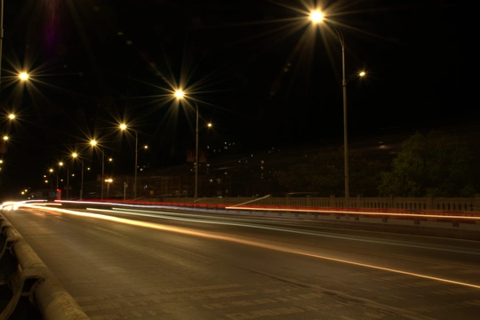 夜晚的城市街道 路上有汽车灯光。