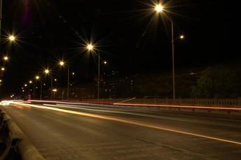 夜晚的城市街道 路上有汽车灯光。