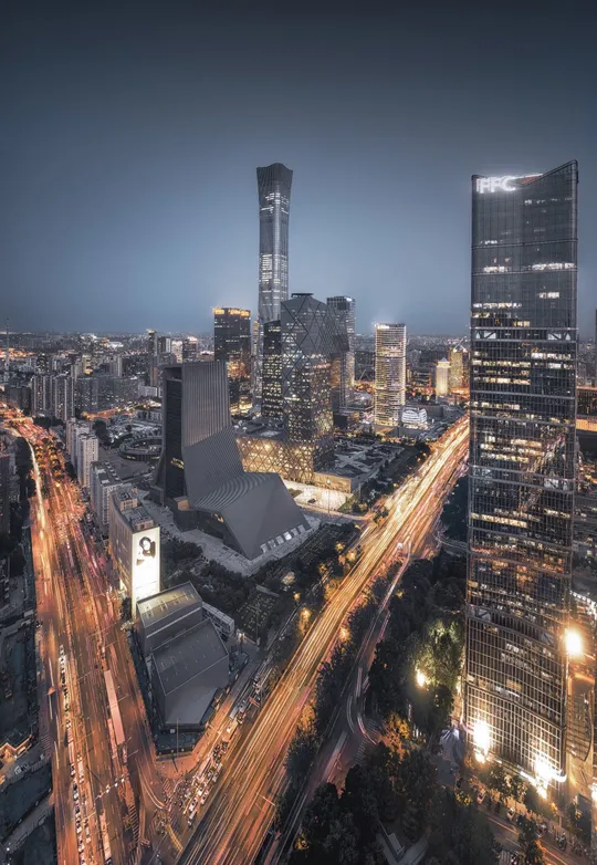 夜晚的城市 有许多高楼大厦。