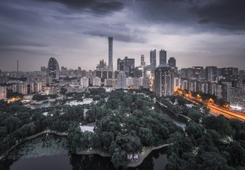 夜晚的城市与前景的河流