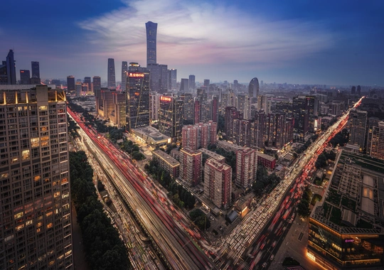 夜晚的城市 月亮照亮了天际线。