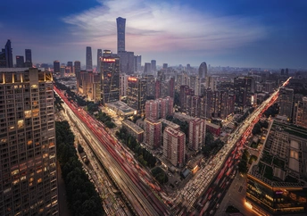 夜晚的城市 月亮照亮了天际线。
