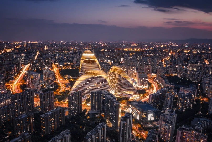 夜晚的城市 有很多建筑。