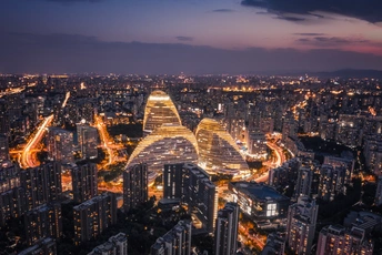 夜晚的城市 有很多建筑。