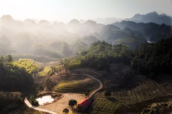一个小屋位于山谷中央