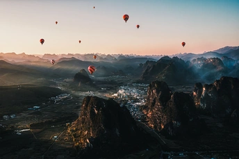 热气球在峡谷上空飞行 天空中漂浮着许多热气球。