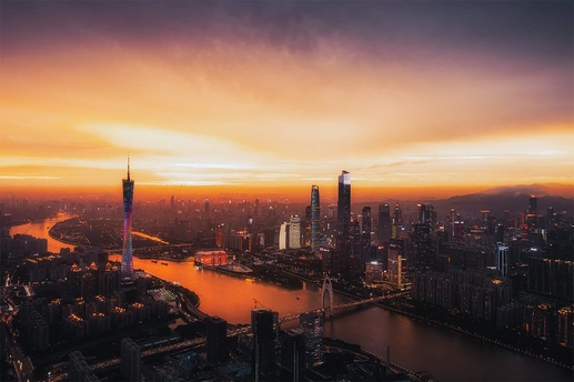 夕阳下的城市 高楼林立 河流穿城而过。