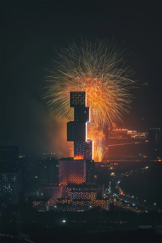 夜晚的城市 高塔上烟花绽放。