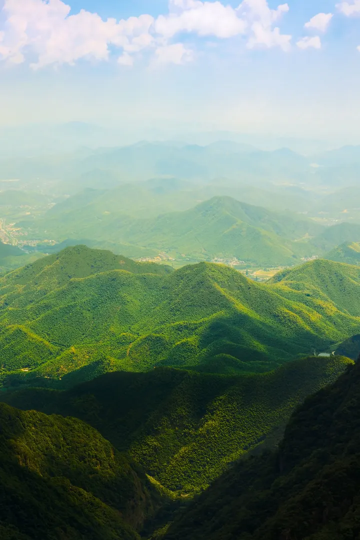 云上草原，阳光投射山脉
