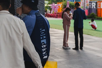 一个人站在公园里打电话