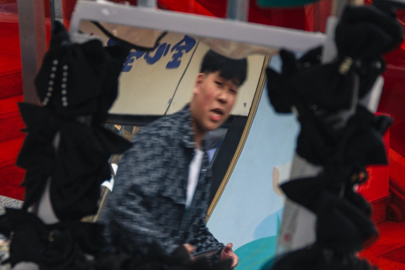 一个人在镜子里拍自己的倒影