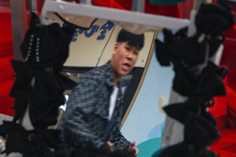 一个人在镜子里拍自己的倒影